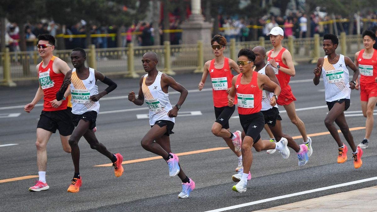 Tři Afričané zřejmě nechali v pekingském půlmaratonu zvítězit Číňana